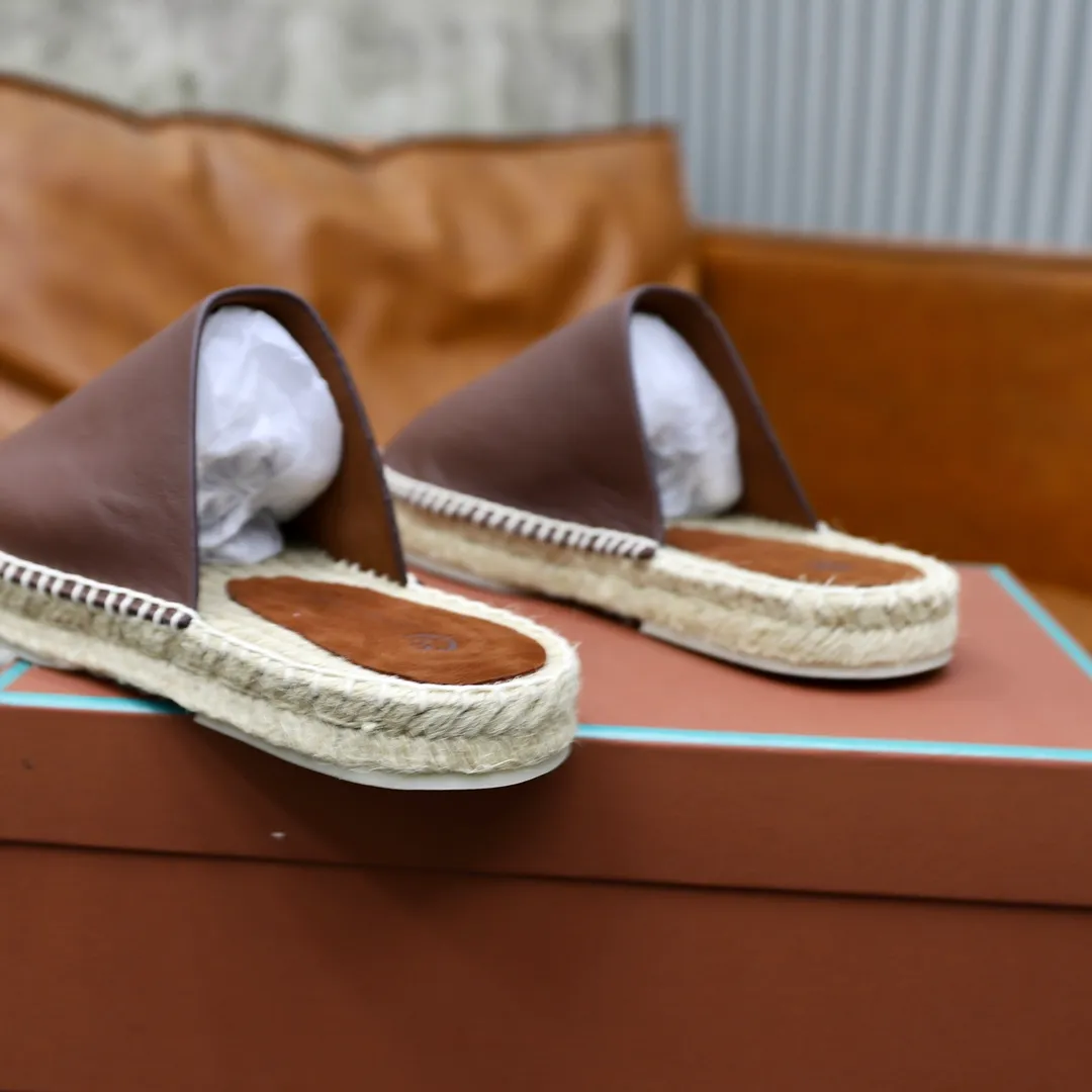 Men's Men's Shoes💰540💰Loro piana Naha Men's Slippers This fashionable sandal is crafted from smooth cow leather and has interlaced straps for a modern three-dimensional texture. Lightweight yet strong, smooth leather balances modern appeal with time-honored quality. Viewed from every angle, the embossed and polished appearance shows meticulous craftsmanship. Ergonomically cushioned insole, covered with nappa leather, with matching upper and natural polished sole. Cowhide upper + rubber outsole Size: 38-44 (customized for 45-46)